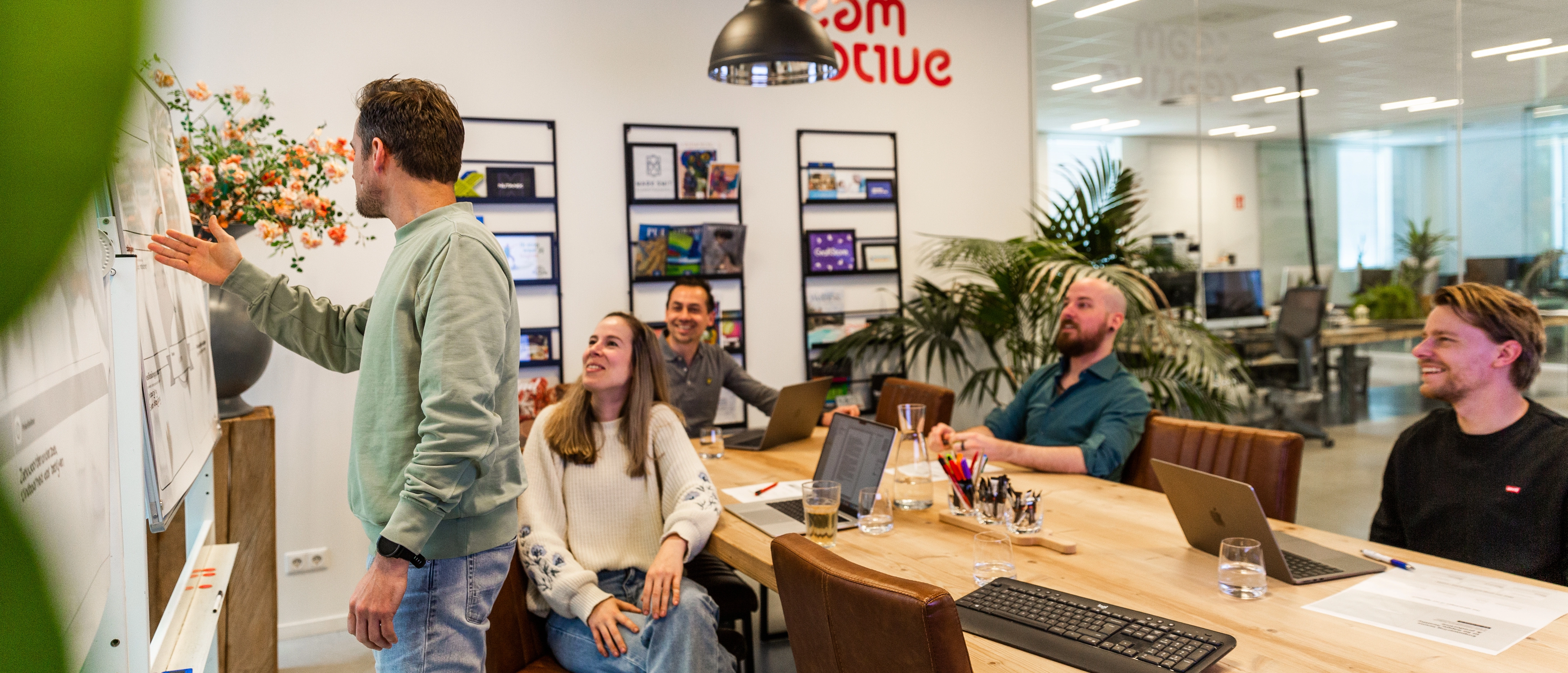 Het team van TeamCreative tijdens een brainstormsessie voor een maatwerk website