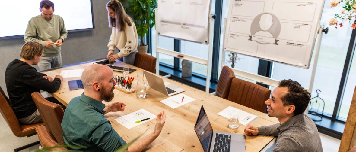Het team van TeamCreative bezig om een maatwerk website te maken.