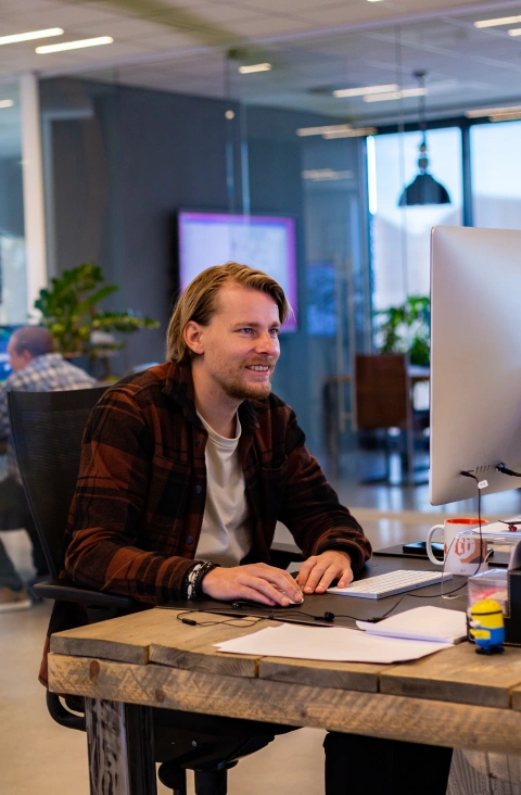 Mart, medewerker TeamCreative, aan het designen op kantoor
